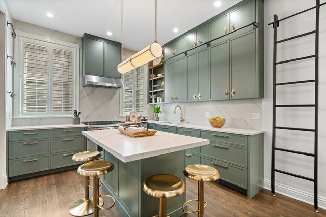 119 W Delaware Place, Chicago, IL 60610