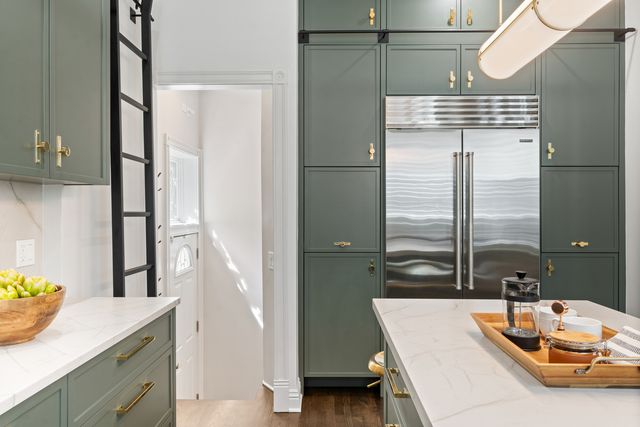 119 W Delaware Place, Chicago, IL 60610