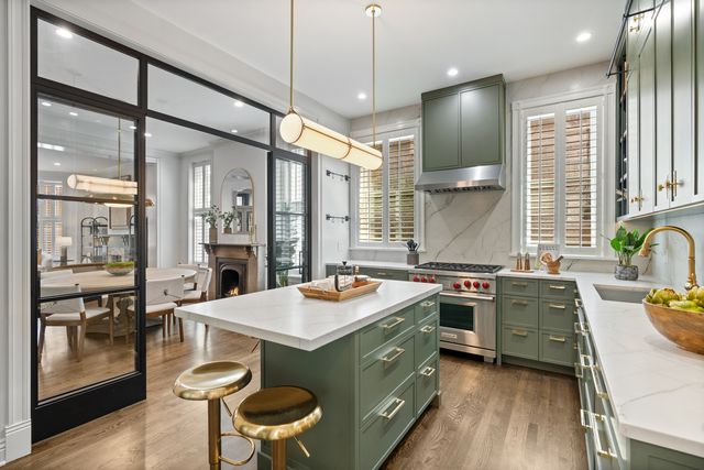 119 W Delaware Place, Chicago, IL 60610