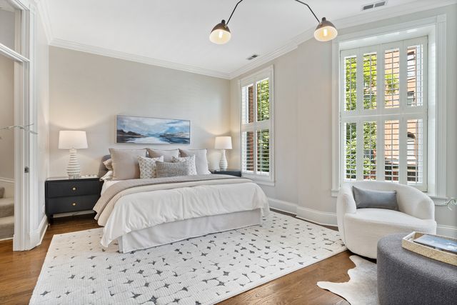 119 W Delaware Place, Chicago, IL 60610