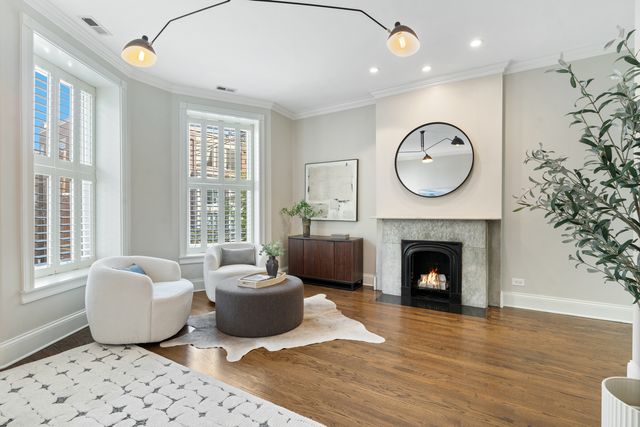 119 W Delaware Place, Chicago, IL 60610