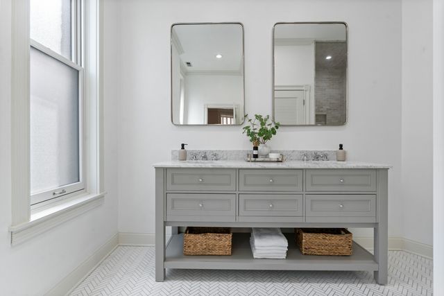 119 W Delaware Place, Chicago, IL 60610