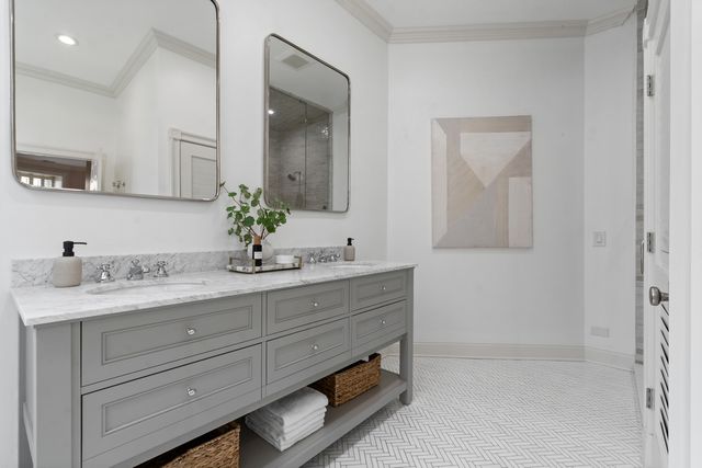 119 W Delaware Place, Chicago, IL 60610