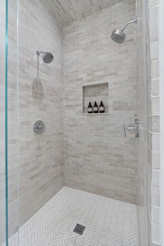 119 W Delaware Place, Chicago, IL 60610