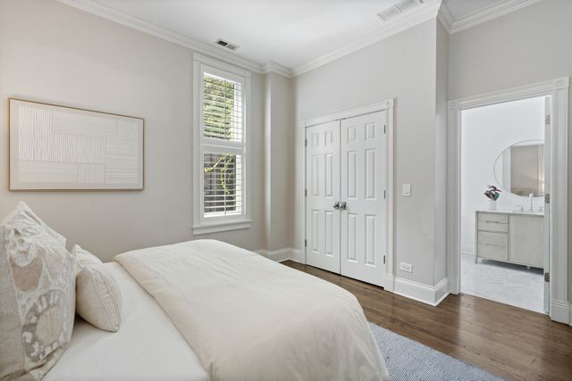 119 W Delaware Place, Chicago, IL 60610