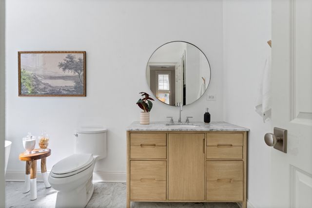 119 W Delaware Place, Chicago, IL 60610