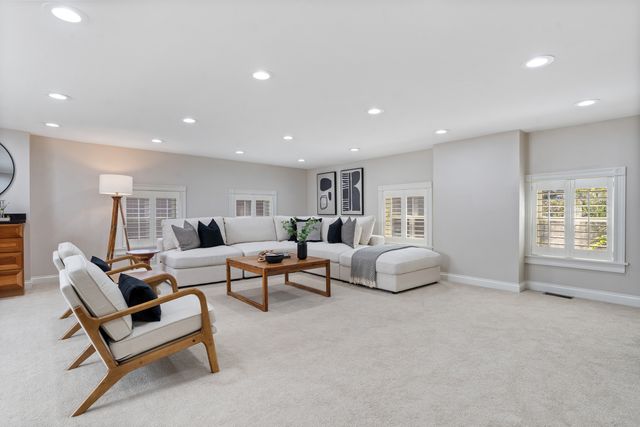 119 W Delaware Place, Chicago, IL 60610