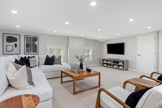 119 W Delaware Place, Chicago, IL 60610