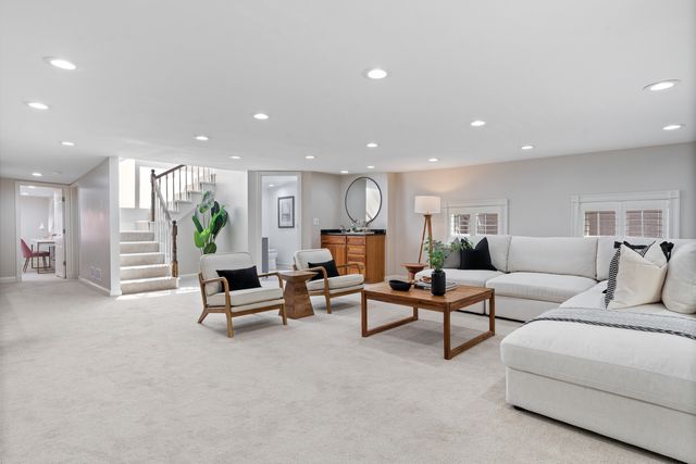 119 W Delaware Place, Chicago, IL 60610