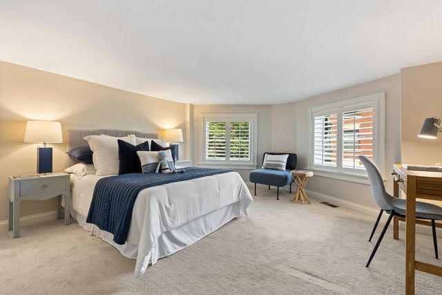 119 W Delaware Place, Chicago, IL 60610