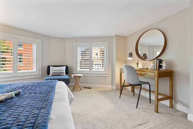 119 W Delaware Place, Chicago, IL 60610