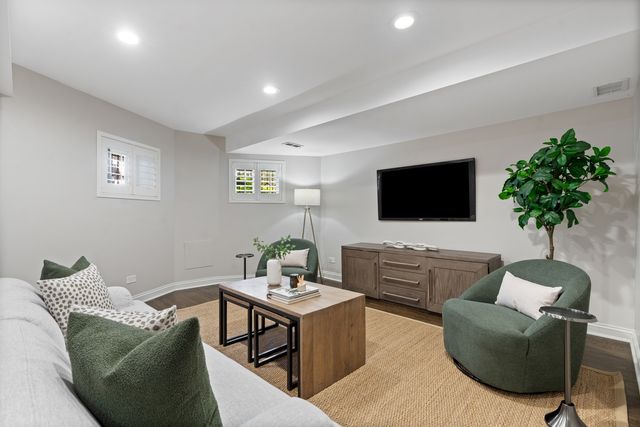 119 W Delaware Place, Chicago, IL 60610