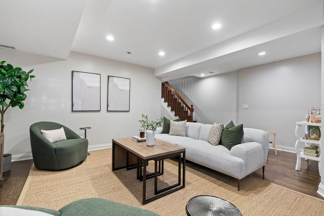 119 W Delaware Place, Chicago, IL 60610