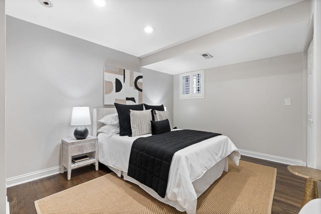 119 W Delaware Place, Chicago, IL 60610