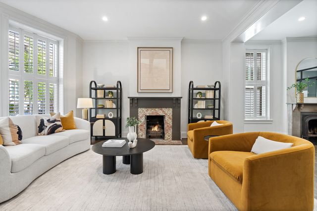 119 W Delaware Place, Chicago, IL 60610