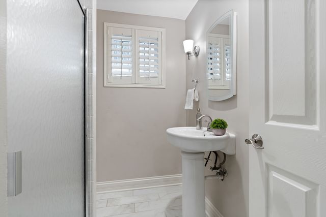 119 W Delaware Place, Chicago, IL 60610