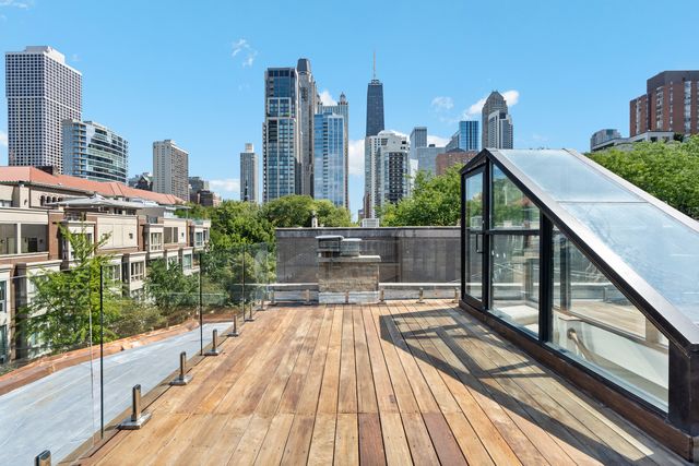 119 W Delaware Place, Chicago, IL 60610