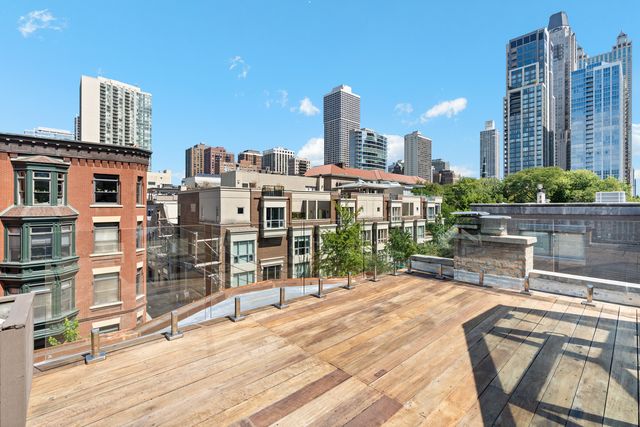 119 W Delaware Place, Chicago, IL 60610