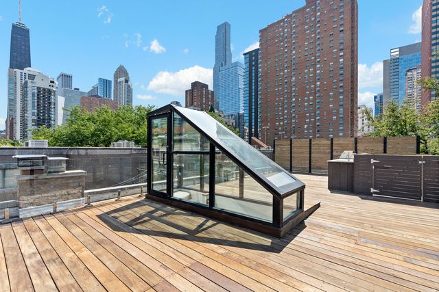119 W Delaware Place, Chicago, IL 60610