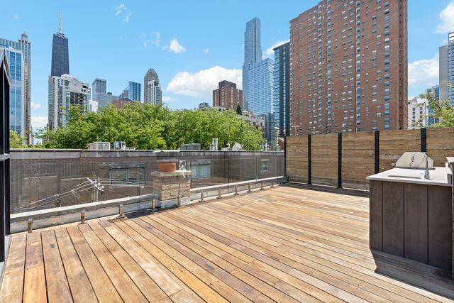 119 W Delaware Place, Chicago, IL 60610