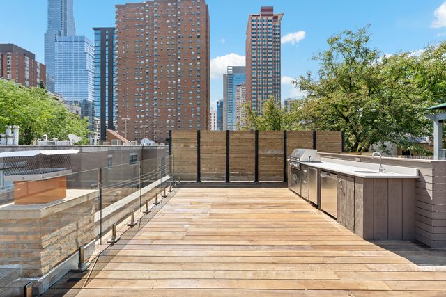 119 W Delaware Place, Chicago, IL 60610