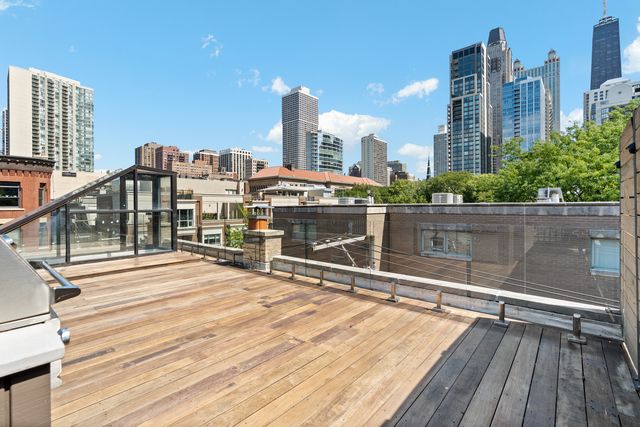 119 W Delaware Place, Chicago, IL 60610