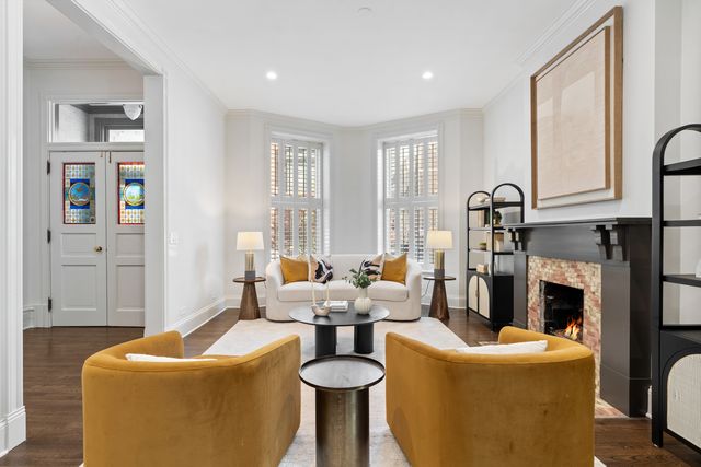 119 W Delaware Place, Chicago, IL 60610