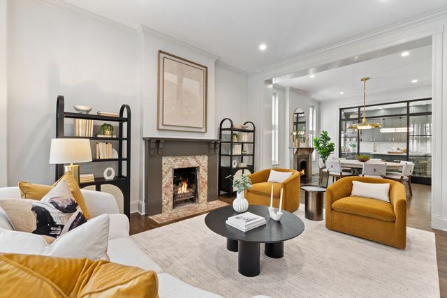 119 W Delaware Place, Chicago, IL 60610