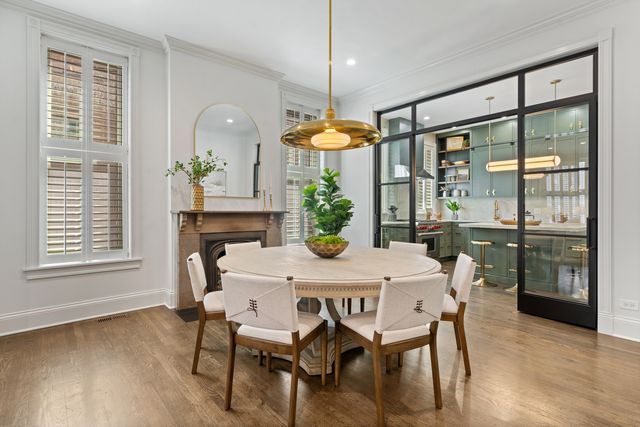 119 W Delaware Place, Chicago, IL 60610