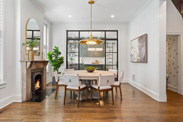 119 W Delaware Place, Chicago, IL 60610