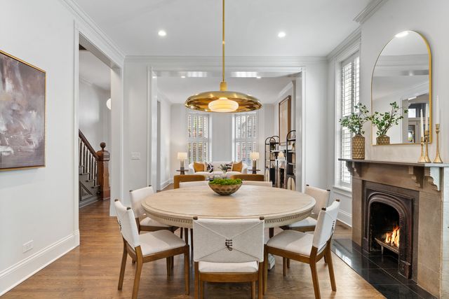 119 W Delaware Place, Chicago, IL 60610