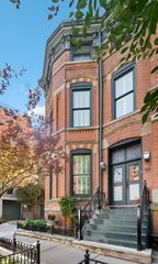 119 W Delaware Place, Chicago, IL 60610