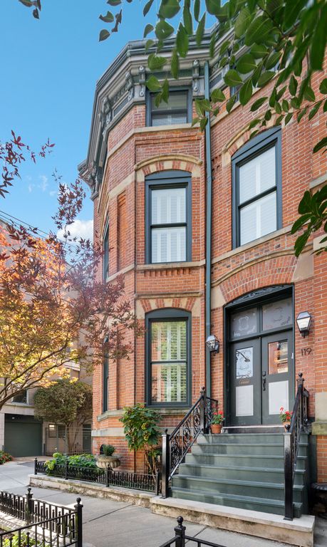 119 W Delaware Place, Chicago, IL 60610