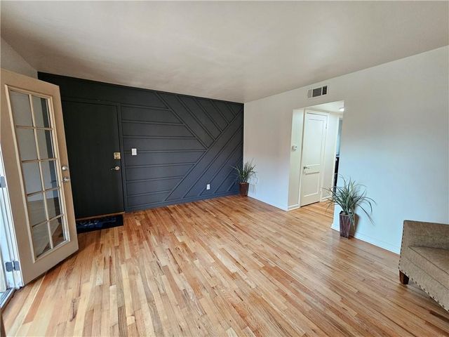 1207 W 45th Street 2W, Kansas City, MO 64111