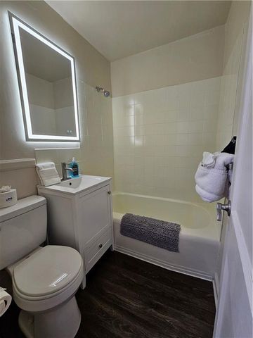 1207 W 45th Street 2W, Kansas City, MO 64111