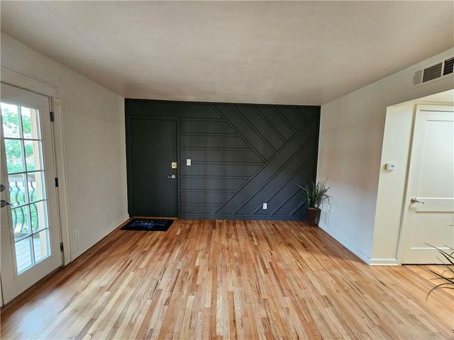 1207 W 45th Street 2W, Kansas City, MO 64111