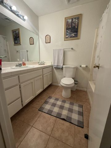 558 Cedarwood Ct, Los Banos, CA 93635