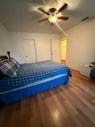 558 Cedarwood Ct, Los Banos, CA 93635