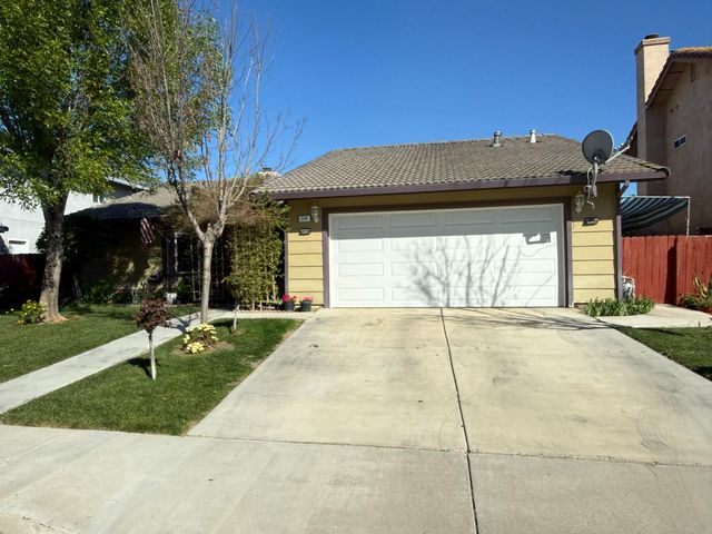 558 Cedarwood Ct, Los Banos, CA 93635