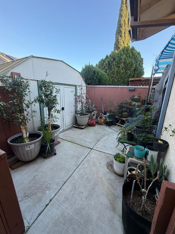 558 Cedarwood Ct, Los Banos, CA 93635