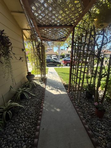 558 Cedarwood Ct, Los Banos, CA 93635