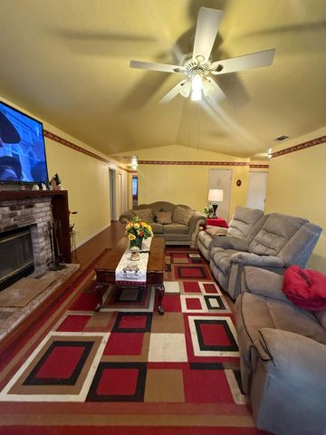 558 Cedarwood Ct, Los Banos, CA 93635