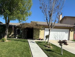 558 Cedarwood Ct, Los Banos, CA 93635
