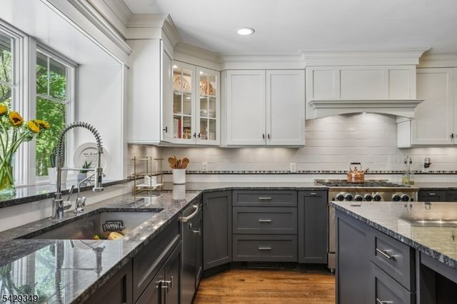 586 Sparrowbush Rd, Wyckoff Twp., NJ 07481
