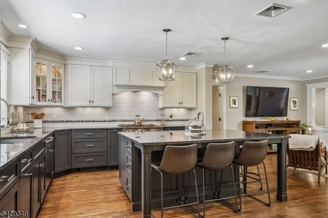 586 Sparrowbush Rd, Wyckoff Twp., NJ 07481