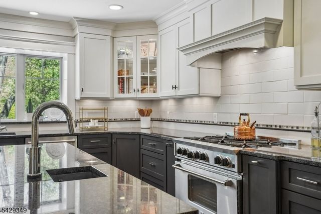 586 Sparrowbush Rd, Wyckoff Twp., NJ 07481
