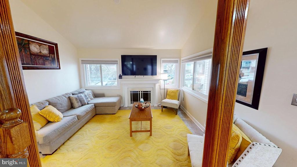 2217 SAUNDERS DR, Herndon, VA 20170
