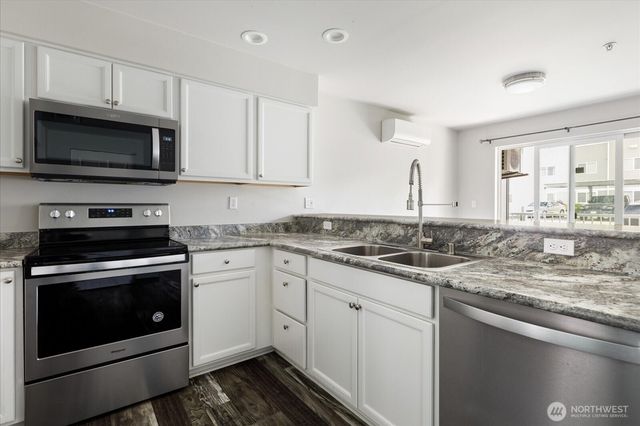 1651 SW Mulberry Place #E204, Oak Harbor, WA 98277
