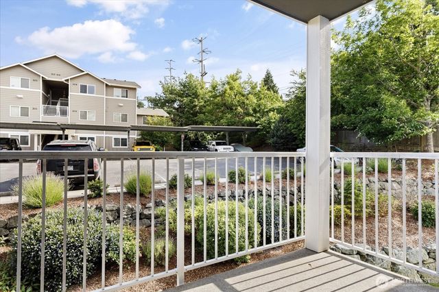 1651 SW Mulberry Place #E204, Oak Harbor, WA 98277