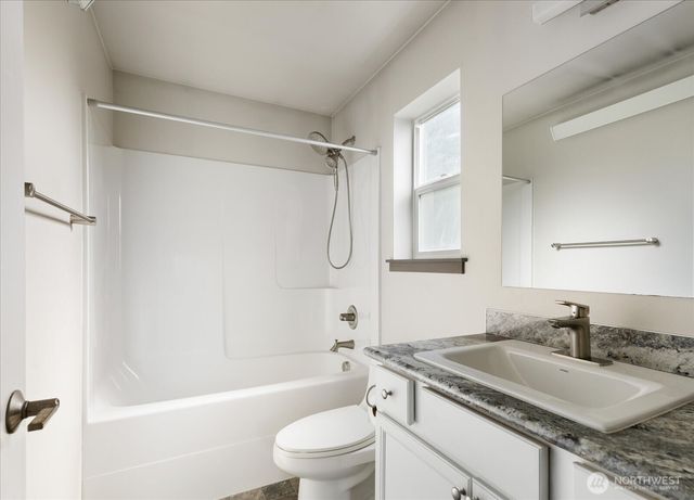 1651 SW Mulberry Place #E204, Oak Harbor, WA 98277